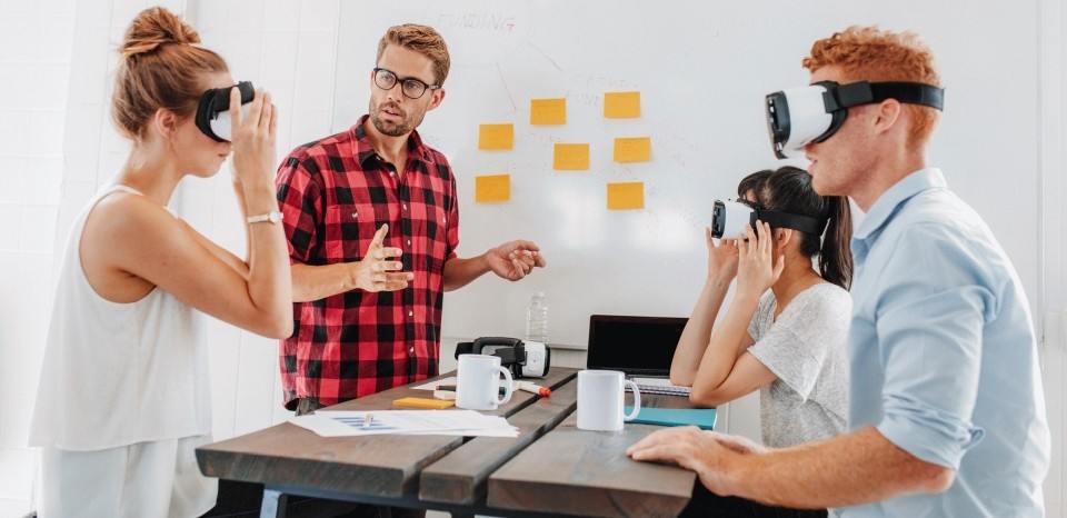 Junge Menschen mit Virtual-Reality-Brillen