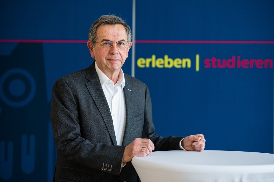 Prof. Dr. Veit Flockerzi, Professor für Pharmakologie und Toxikologie, Vizepräsident für Forschung der Universität des Saarlandes Veit Flockerzi vor dunkelblauem Hintergrund
