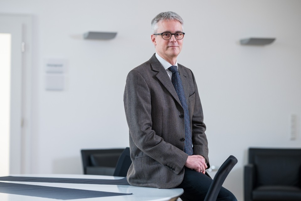 Prof. Dr. Cornelius König, Professor für Arbeits- und Organisationspsychologie, Vizepräsident für Internationalisierung und Europa der Universität des Saarlandes Cornelius König an einen Tisch gelehnt