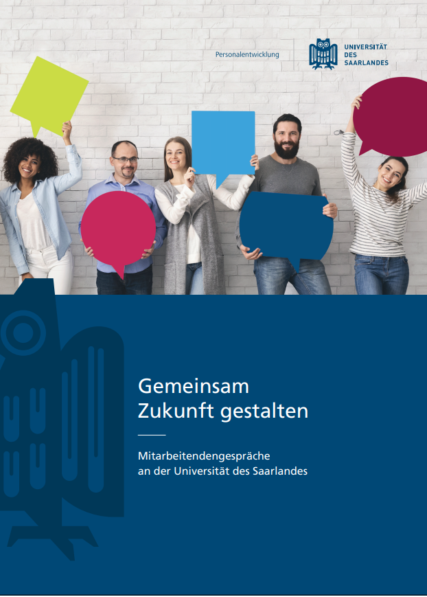 Cover der Mappe zum Thema Mitarbeitendengespräche. Die Mappe ist blau und mit dem Logo der Universität versehen. Auf der Mappe ist auch ein Foto von lächelnden Menschen, die Sprechblasen hochhalten. Auf der Mappe steht: "Gemeinsam Zukunft gestalten. Mitarbeitendengespräche an der Universität des Saarlandes."