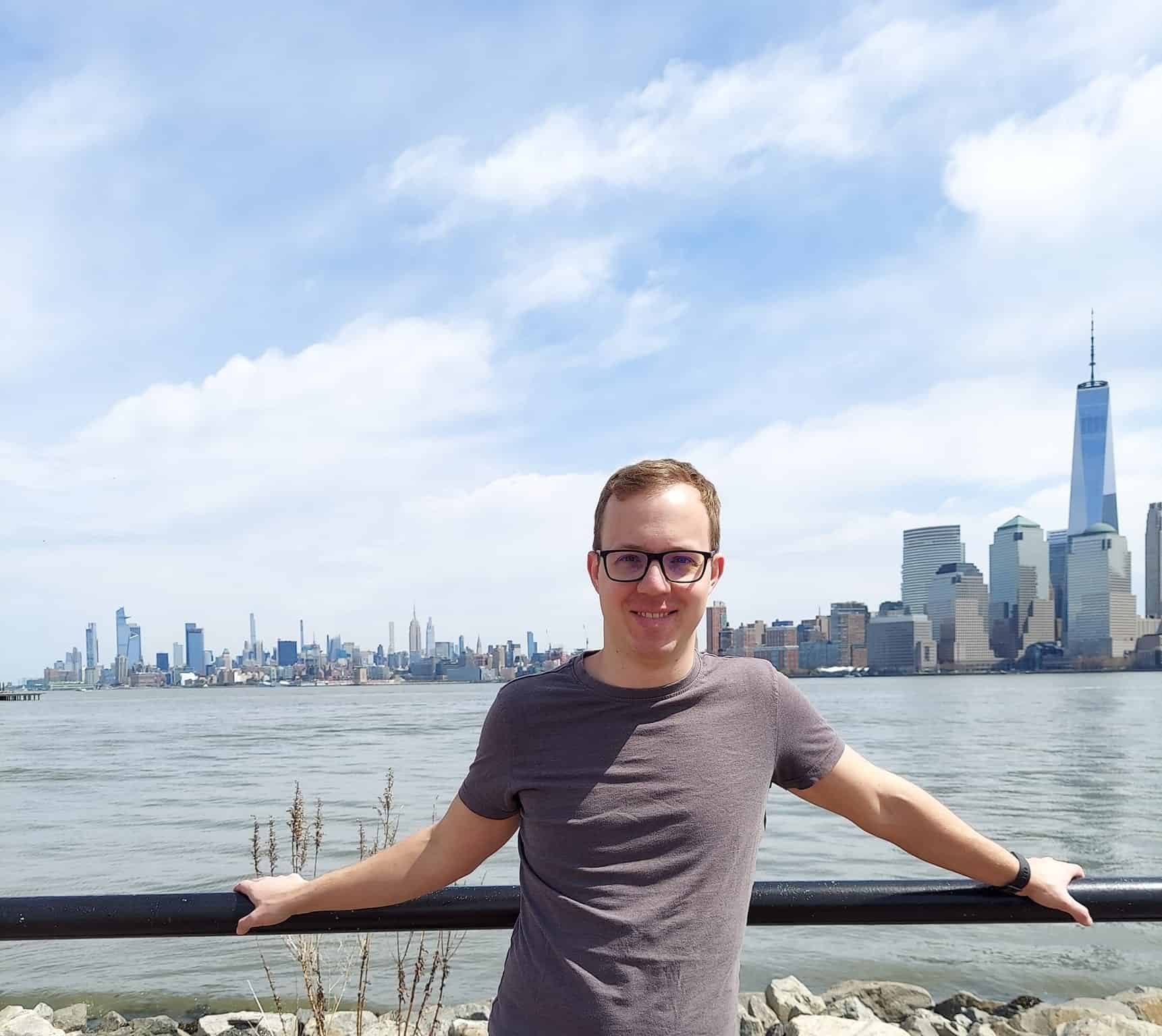 David Kürbiß steht vor der New Yorker Skyline