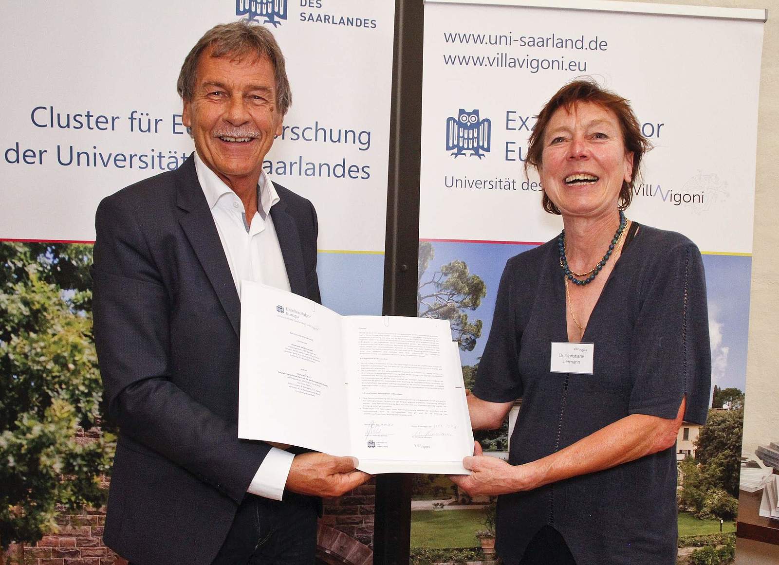 Universitätspräsident Manfred Schmitt und Christiane Liermann, Generalsekretärin der Villa Vigoni, mit der unterzeichneten Kooperationsvereinbarung