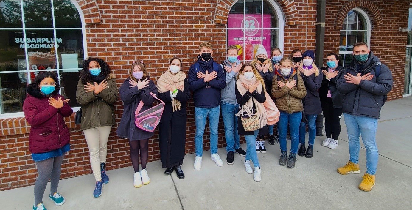 Eine Gruppe von International Students an ihrem ersten Tag an der Universität im Ausland
