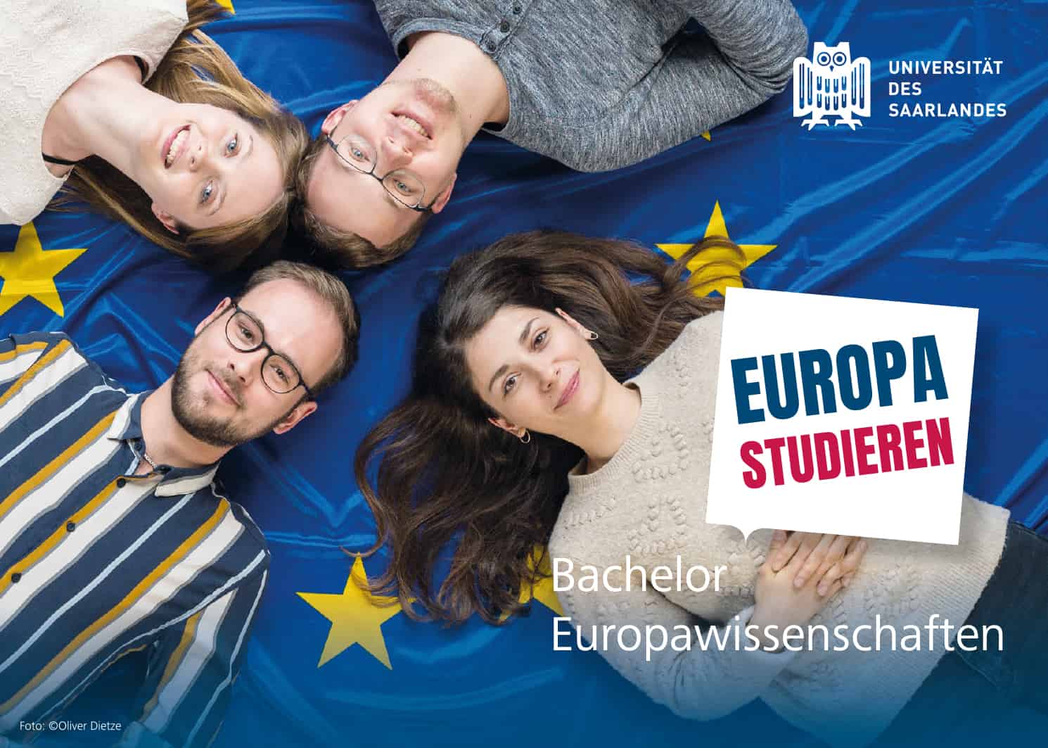 Vier Studierende liegen auf einer Europaflagge, daneben der Text: Europa studieren. Bachelor Europawissenschaften.