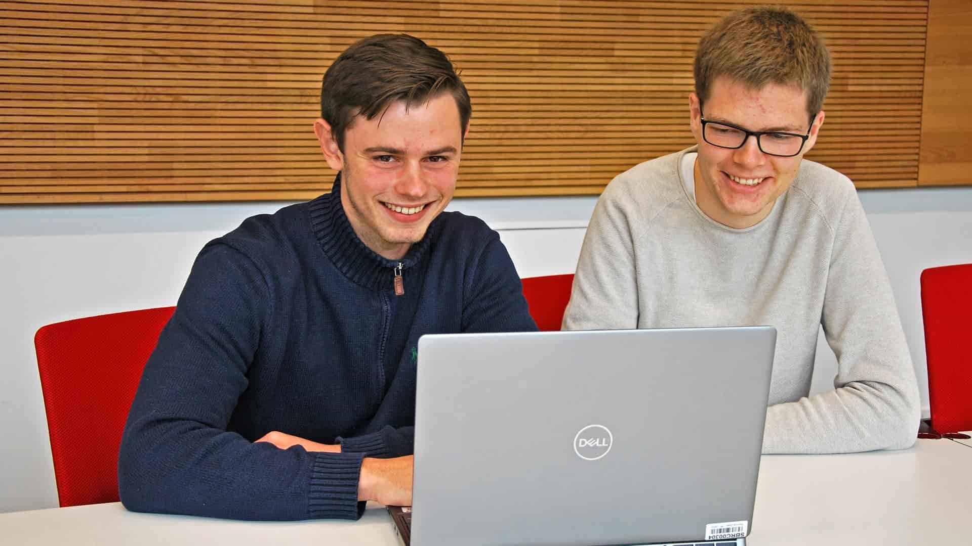 Simon Graf und Tim Kruse sitzen vor einem Laptop