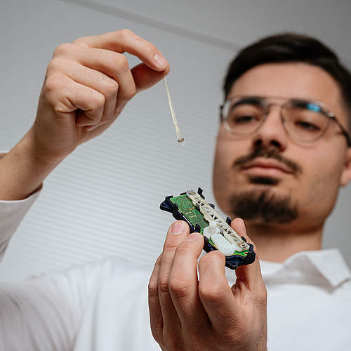 Doktorand Carmelo Pirritano mit dem Protoyp eines neuartigen smarten Antriebs.